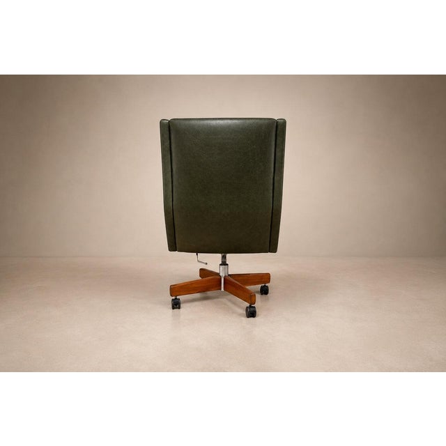 “Holperin” Executive Armchair in Green Leather & Brazilian Rosewood, Sergio Rodrigues for Oca, Brazil, 1962 For Sale - Image 18 of 18