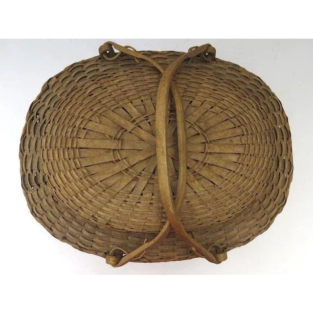 Vintage 1900's Winnebago Woven Market Picnic Lidded Basket with Swing Handles Country For Sale - Image 4 of 10