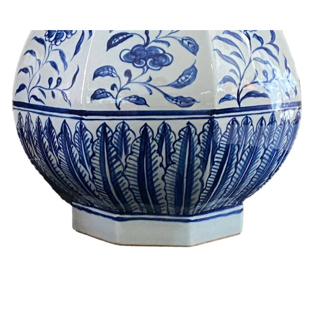 1980s Chinoiserie Octagonal Blue & White Lidded Vase For Sale - Image 5 of 8