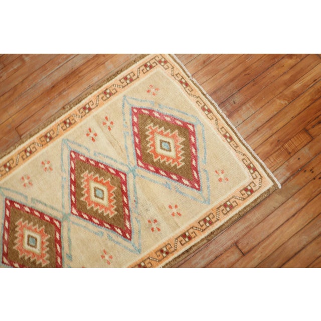 Mid 20th Century Geometric Scatter Turkish Rug rug no.r5599 For Sale - Image 5 of 5