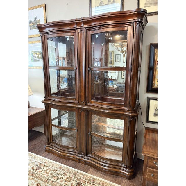 Traditional Late 20th Century Bombe Front China Display Cabinet For Sale - Image 3 of 14
