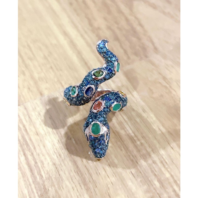 Gemstone Bochic "Orient" Vintage Emerald & Fancy Sapphires Serpent Ring 18K & Silver For Sale - Image 7 of 18