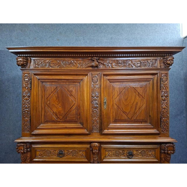 Important two-part buffet, richly carved in walnut – Renaissance style – 19th century Important two-part buffet in solid...