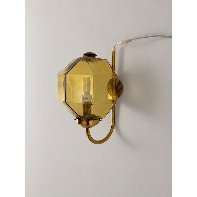 1960s Swedish Modern Brass Wall Sconce with Faceted Amber Glass Shade from Bergboms, 1960 For Sale - Image 5 of 5
