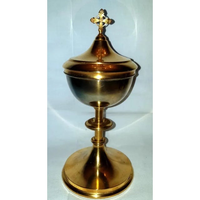 Ciborium in silver/gilt – taken from the lid forming a cross – good condition with very fine scratches from use. It is...