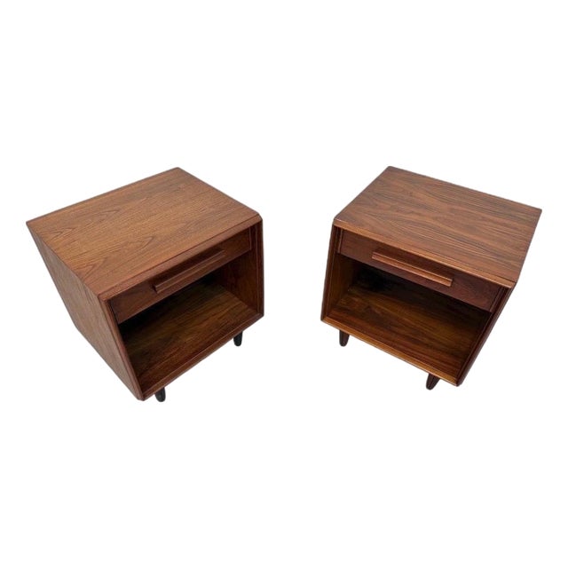 Mid-Century Modern John Widdicomb Walnut Nightstands - Set of 2 For Sale