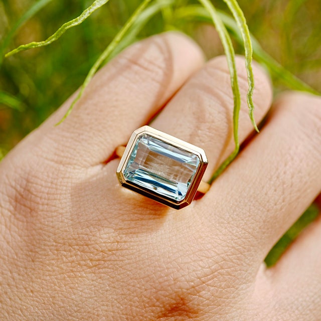 Kai Fine Jewelry Kai One-of-a-Kind Certified 5.18ct Aquamarine East-West Ring in 14k Gold Size 7 For Sale - Image 4 of 7