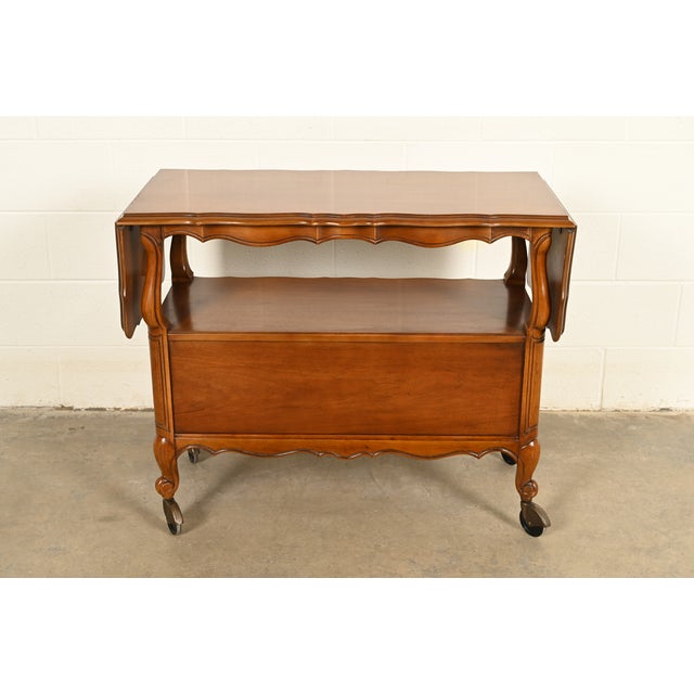 Thomasville French Provincial Louis XV Carved Walnut Buffet Server or Bar Cart, Circa 1970s For Sale - Image 16 of 17
