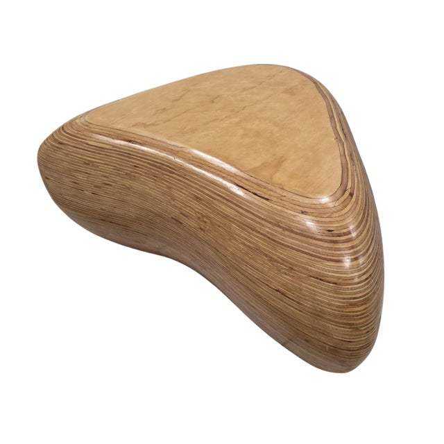 Contemporary Pebbles Collection: Sculptural “Pebble Boomerang L” Bench by Sophie Le Bienvenu (Ex‑Zaha Hadid Architects) – CNC‑Milled Plywood, Peru 2021 For Sale - Image 3 of 4