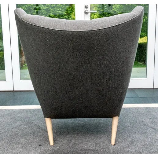 The Papa Bear chair, designed by Danish designer Hans Wegner in the 1950s, stands as an emblematic piece of 20th-century...