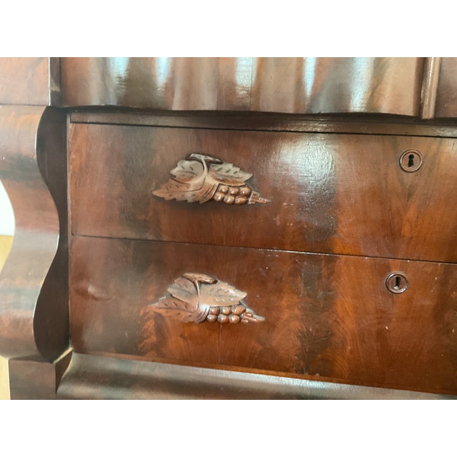 1840s Hardwood Chest of Drawers. American Empire Period. S-Shaped Scroll Pillars. Handcarved Fruit and Leaf Wooden Pulls. For Sale - Image 14 of 15