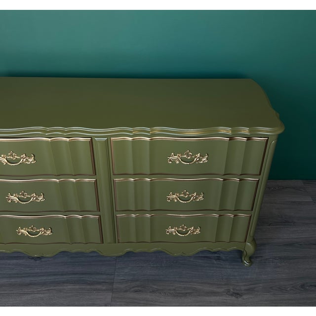 1970's French Provincial Olive Green Lacquered Dresser of Six Drawers For Sale In Miami - Image 6 of 11