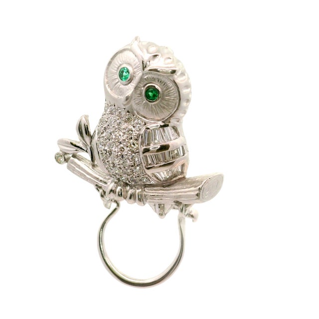 Contemporary Diamond Emerald 18k White Gold Owl Brooch-Pendant For Sale - Image 3 of 11