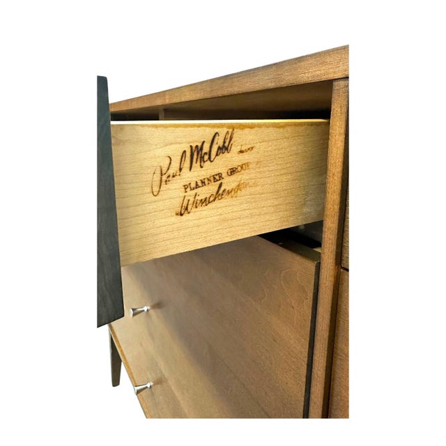 1950s Paul McCobb Planner Group 8-Drawer Dresser for Winchendon Furniture – Mid-Century Modern Solid Maple Lowboy Credenza . For Sale - Image 5 of 8