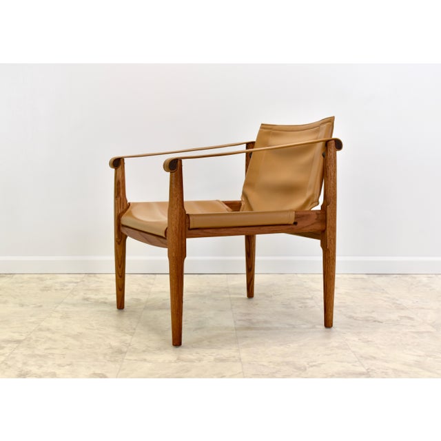 Oak and vinyl safari chair attributed to Douglas Heaslett for Brown Saltman circa the 1960s (No makers mark present). In...