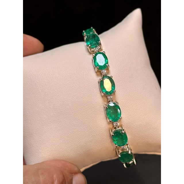 22 Carat Natural Brazilian Emerald & Diamond Tennis Bracelet 14 Kt Yellow Gold For Sale - Image 10 of 18