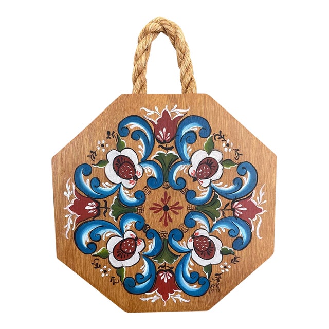 1977 Hand Painted Norwegian Rosemaling Wall Plaque With Rope Handle - Signed Folk Art. For Sale
