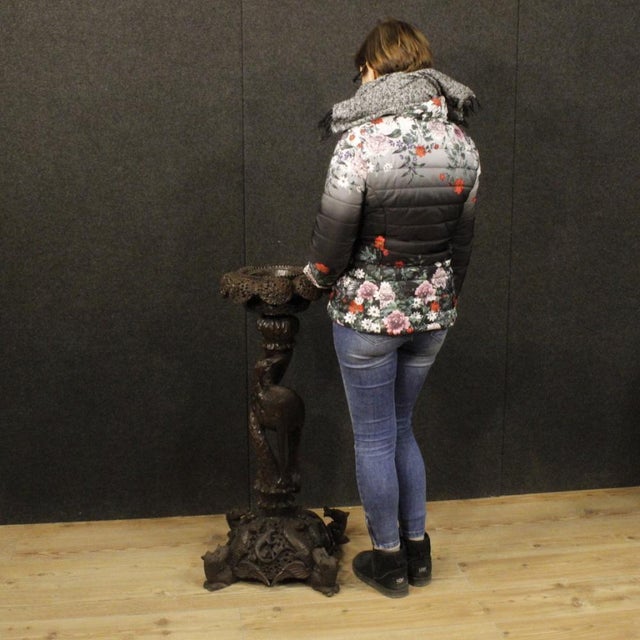 Chinese vase holder from 20th century. Furniture in exotic wood finely carved and chiselled with high quality zoomorphic...