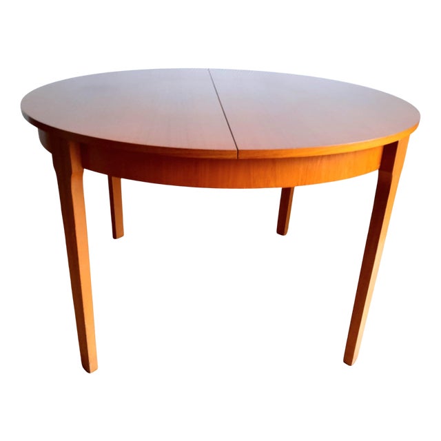 Extendable Danish Round Table, 1960 For Sale