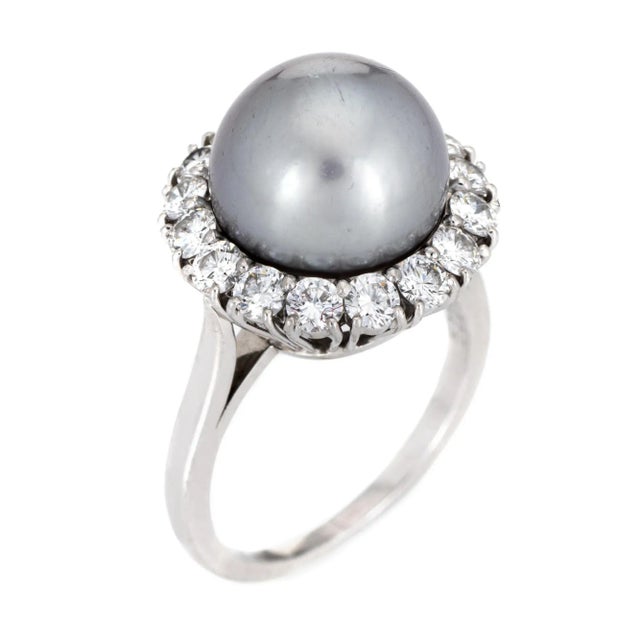 This is part of Chairish’s Fine Jewelry assortment. Finely detailed vintage Van Cleef & Arpels South Sea Pearl & diamond...