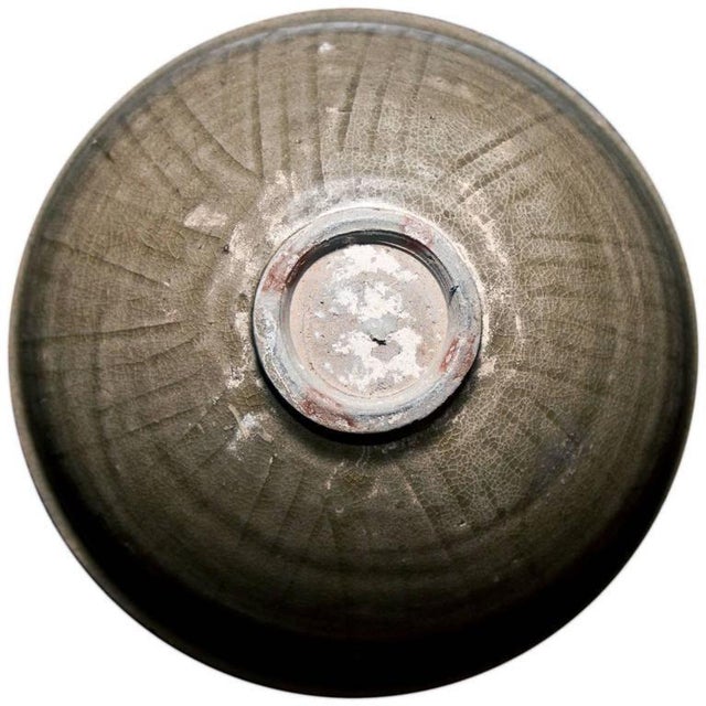 Little stoneware Chinese bowl in glazed stoneware. It is adorned with flower engravings. Period: 12th-14th century.