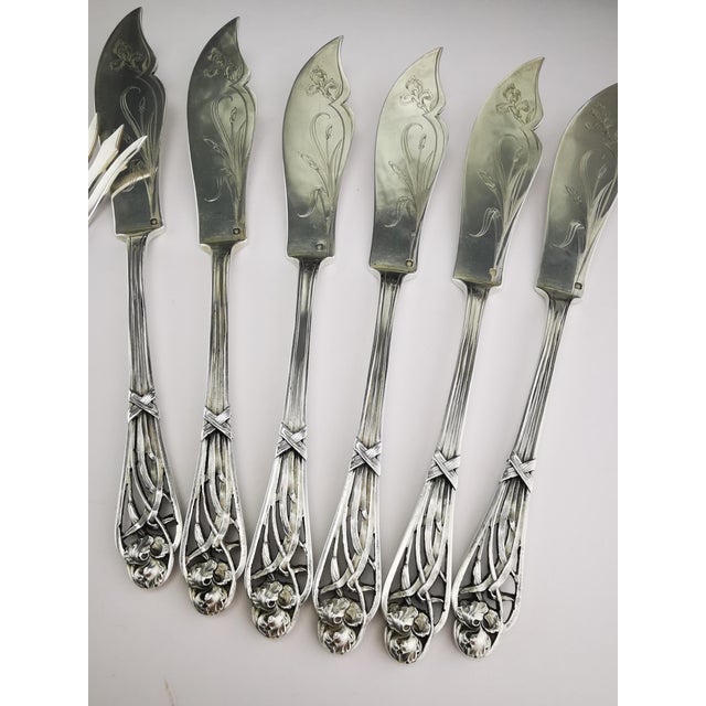 Art Nouveau Iris Pattern Fish Cutlery in Silver from Henin & Cie, 1900s, Set of 12 For Sale - Image 16 of 18