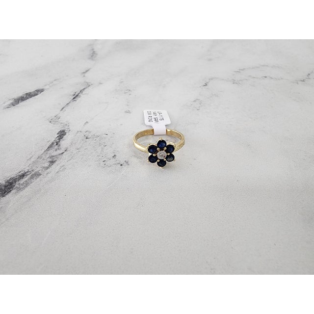 Sapphire Flower Shaped Ring 14K Yellow Gold, Size 4 For Sale - Image 4 of 6