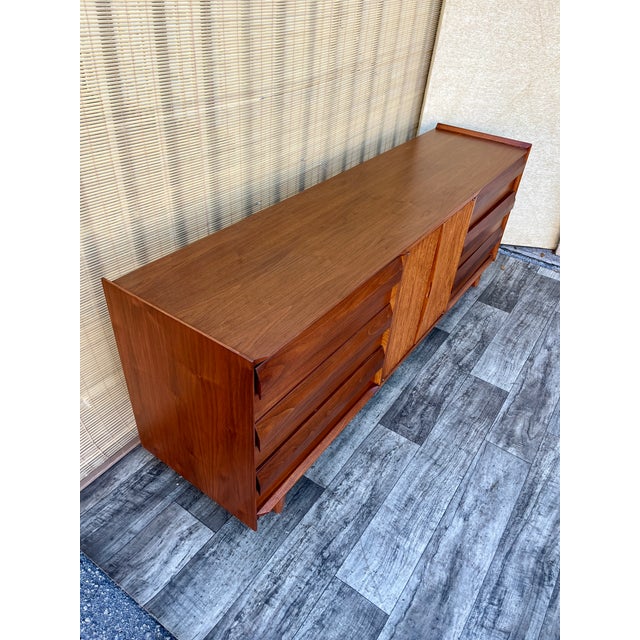 Altavista Lane Fully Refinished Mid Century Modern 9 Drawers Dresser /Credenza by Lane Altavista Furniture. Circa 1960s For Sale - Image 4 of 18