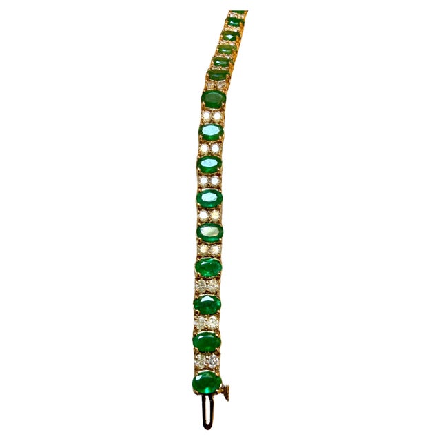 Modern 15 Carat Natural Emerald & 2.2 Carat Diamond Tennis Bracelet 14 Kt Yellow Gold For Sale - Image 3 of 8