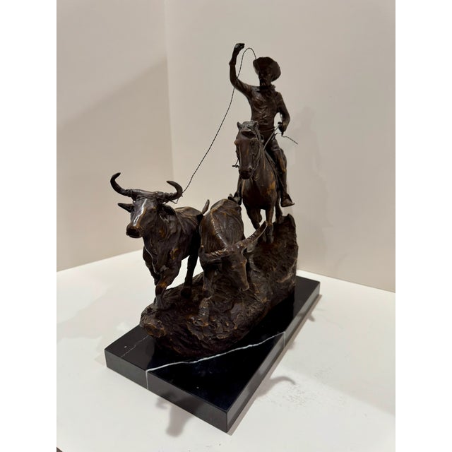 1940s Western Bronze Cowboy Roping Cattle Sculpture Signed Charles M Russell Style on Marble Base For Sale - Image 4 of 8