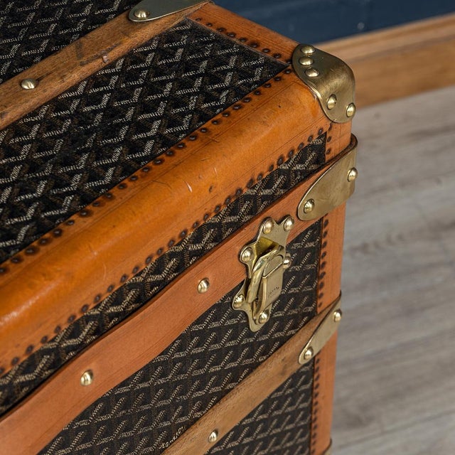 Antique 20th Century Courier Trunk in Chevron Canvas from Goyard, France, 1900s For Sale - Image 17 of 18