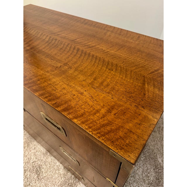 Mid-Century Modern 1970s Henredon Campaign Chest – Tiger Figured Top, Brass Accents For Sale - Image 3 of 11