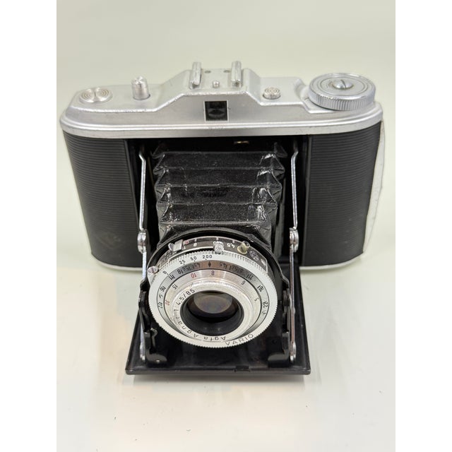 Add timeless mid-century sophistication to your home or office with this 1940s to 1950s Agfa Isolette folding camera....