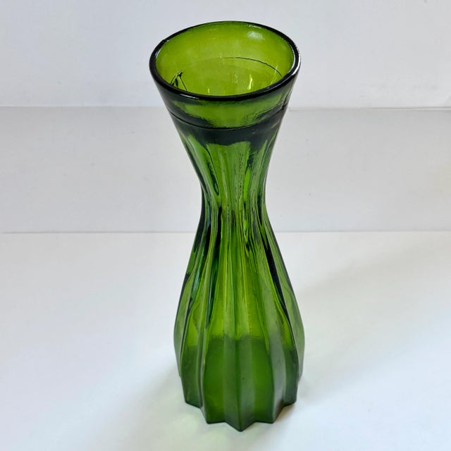 Tall Mid-Century Emerald Green Vase. For Sale In New York - Image 6 of 7