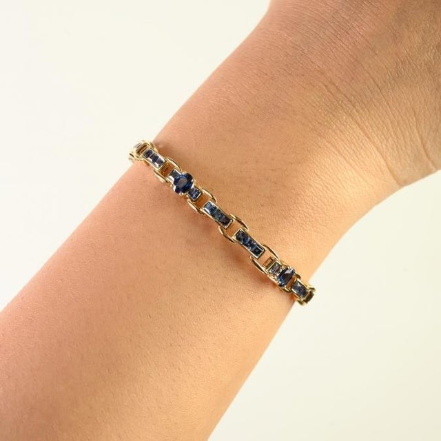 Cerulean Classic 20th Century 14k Gold 6.39 Ct Blue Sapphire Geometric Link Tennis Bracelet For Sale - Image 8 of 14