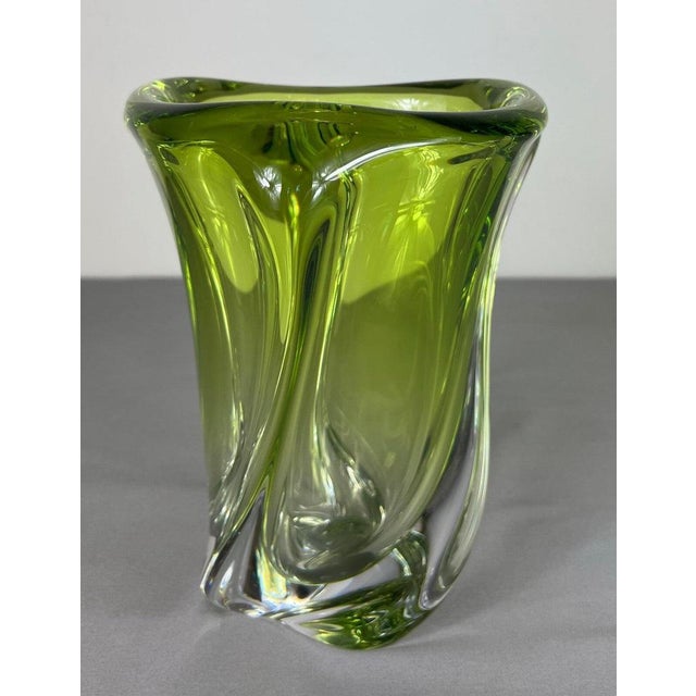 Beautifully designed 3-branch twisted vase. Nice and heavy quality. Unique Piece Green crystal/glass Height: 26.5 cm...