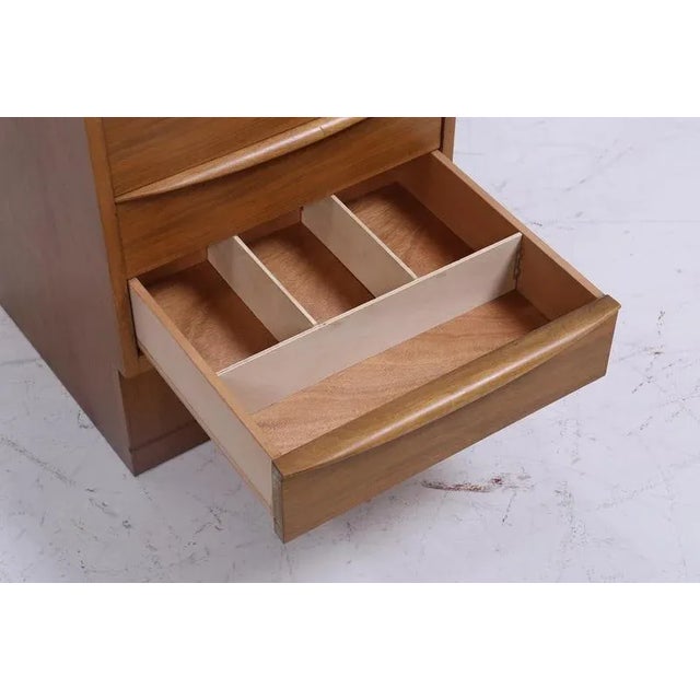 Wood Mid-Century Chest of Drawers in Wood For Sale - Image 7 of 11