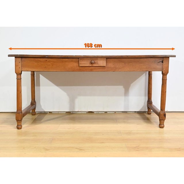 This property table, 10 cutlery, opens on a belt by four drawers, two young and two, with turned wooden buttons,...