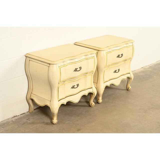 1970s White Furniture French Provincial Louis XV Cream Lacquered Nightstands, Pair For Sale - Image 5 of 15