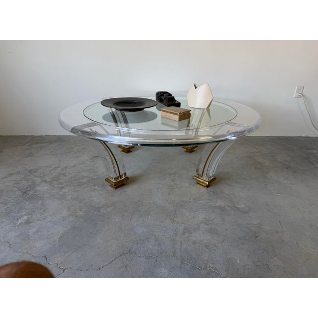 1980s Glamorous Vintage Jeffrey Bigelow Style Lucite & Brass Sculptural Round Coffee Table With Glass Insert For Sale - Image 5 of 12