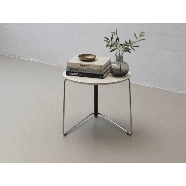 This elegant S 325 coffee table from Thonet is a characteristic design by the duo Wulf Schneider & Ulrich Böhme and can be...