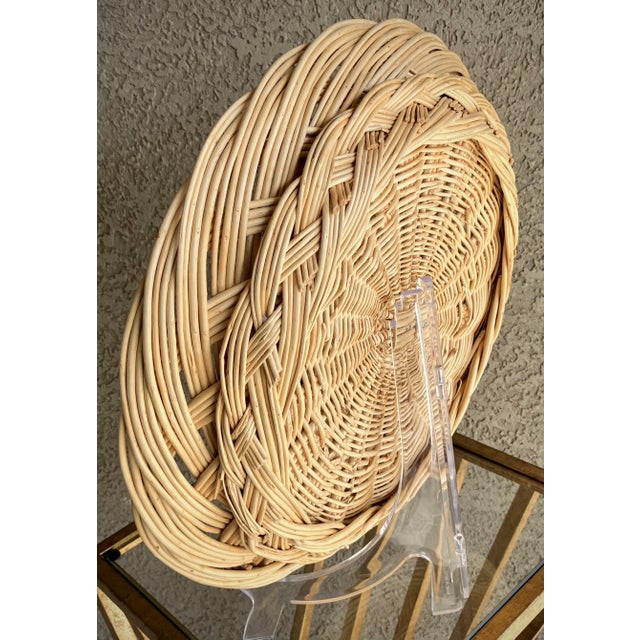 Tan Mid 20th-Century French Country-Inspired Nicely-Sized Round Braided Weave Willow Tray For Sale - Image 8 of 11