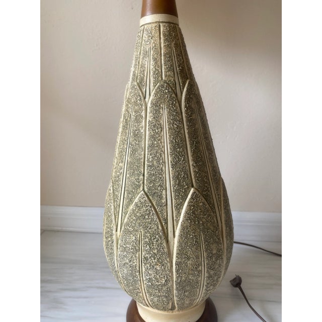 1950s Vintage Mid-Century Modern Quartite and Teak Gold and Cream Colored Leaf Design Table Lamp For Sale - Image 5 of 13