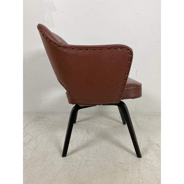 Knoll 1960s Vintage Eero Saarinen for Knoll Style Vinyl Arm Chair For Sale - Image 4 of 10