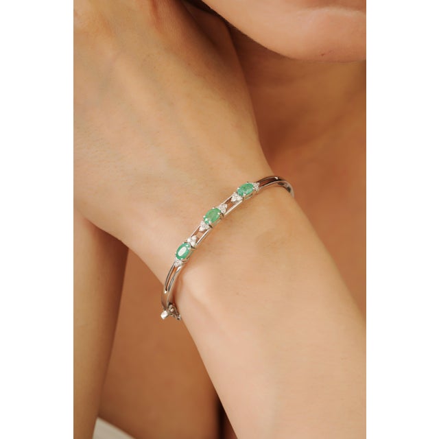 Art Deco Style 1.67 Ct Oval Natural Emerald & Diamond Hinged Bangle Bracelet - New Year Gift For Sale - Image 4 of 12