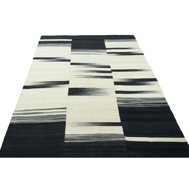 Contemporary Designer Kilim Fars 242 X 170 Cm - Modern Design in Black & Natural White For Sale - Image 3 of 9