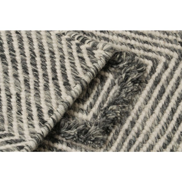 Textile Rug & Kilim’s Contemporary Scatter Rug With White and Gray Geometric Patterns For Sale - Image 7 of 7
