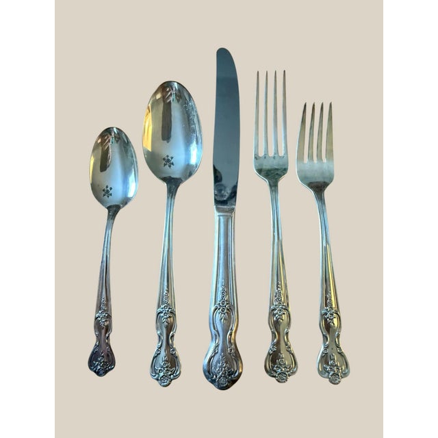 1950s Vintage 1951 Wm Rogers Magnolia Silverplate Flatware 54 Pc Set Original Box For Sale - Image 5 of 6