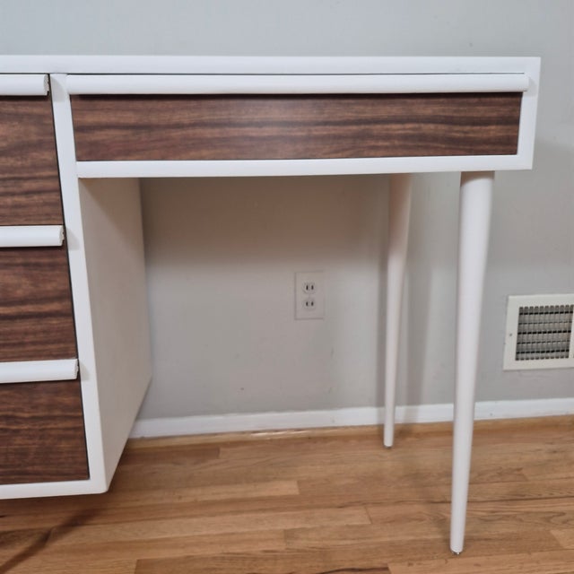 Mid-Century Modern 1970s Mid-Century Modern Two-Tone White & Faux Wood Laminate Writing Desk For Sale - Image 3 of 10