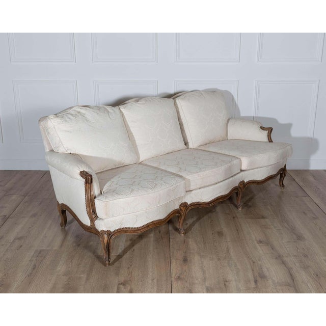 French Mid 20th Century Louis XV Style Carved Walnut Sofa with Cream Damask Upholstery For Sale - Image 3 of 8